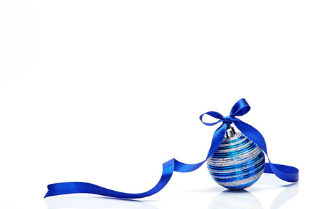 蓝色圣诞球与丝带弓隔离白色背景