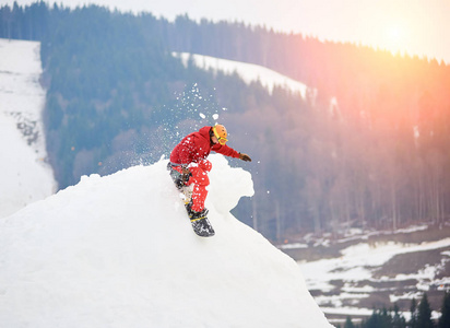 滑雪从雪山山顶骑马