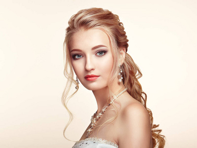 马尾假发长而闪亮的卷发的金发女郎照片