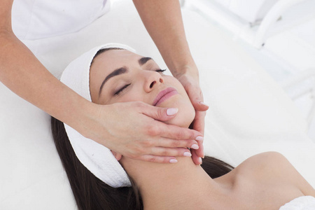 脸部按摩护肤图片