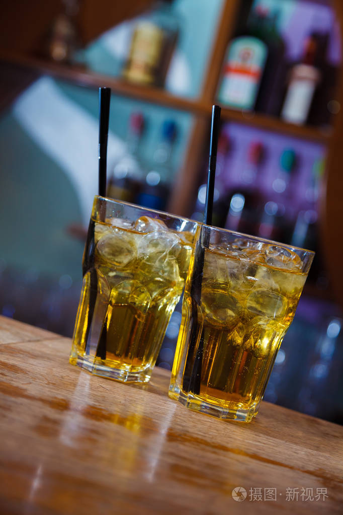 鸡尾酒上酒吧