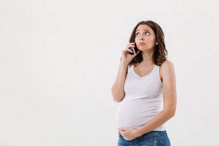 哀伤的怀孕的妇女被隔绝的谈话用移动电话