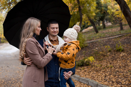 家庭秋天在森林雨伞图片