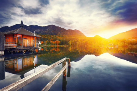 在阿尔卑斯山的 grundlsee 湖