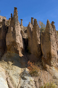 Radan 山岩石形成魔鬼镇的令人惊叹的秋季景观