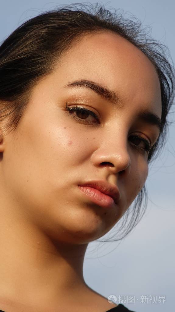 不感情用事的拉美裔女孩