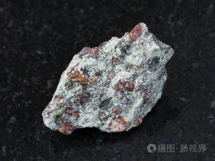 深色背景下的粗榴辉石