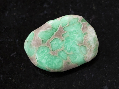 黑暗背景下的 Variscite 宝石