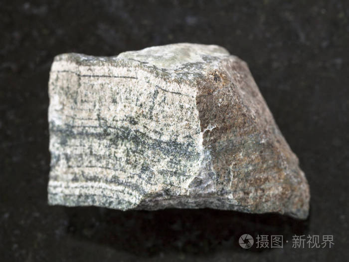 黑色背景的矽卡岩石片