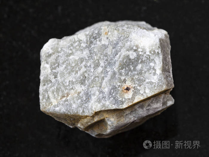 一块粗糙的绿色大理石在黑暗的石头