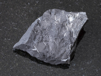 粗 shungite 页岩石在黑暗