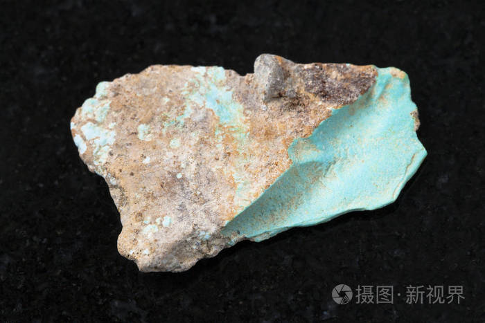 深色背景的生青宝石