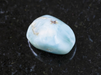 Larimar 宝石石在黑暗中翻滚