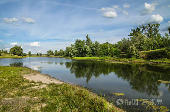 萨拉托夫附近的一条小河照片-正版商用图片0zwzot-摄图新视界