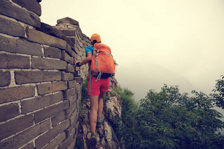 年轻女子在长城上徒步旅行