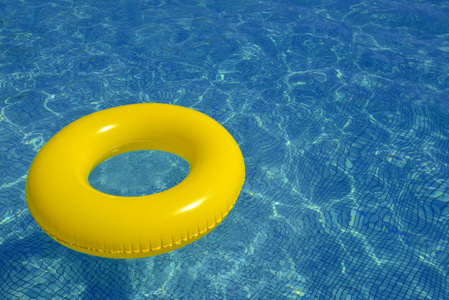 在游泳池中漂浮的多彩充气管