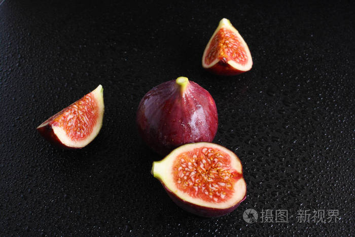 在黑色背景上的无花果