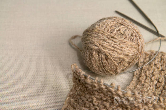 米色羊毛和针织针