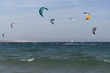 Kitesurfers 在法。西班牙