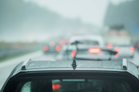 一辆汽车在雨中行驶图片