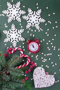 圣诞树装饰和雪花的木形图