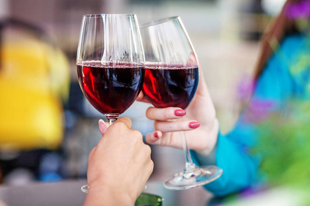 手中的酒杯在他们手中的红酒杯.面包.党的概念照片