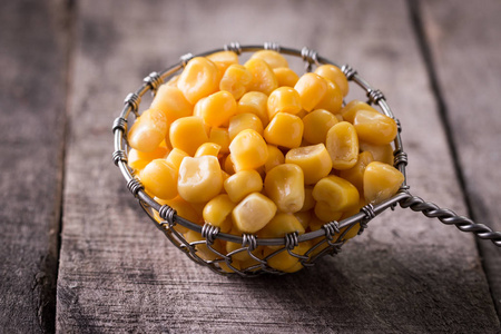 蔬菜主食甜玉米粒在碗在木桌.熟罐头黄蔬菜, 素食主食照片