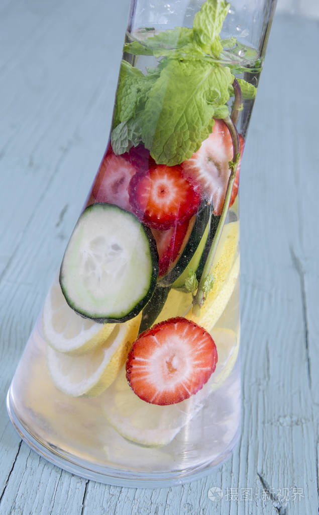 用柠檬汁草莓和黄瓜饮食排毒饮料