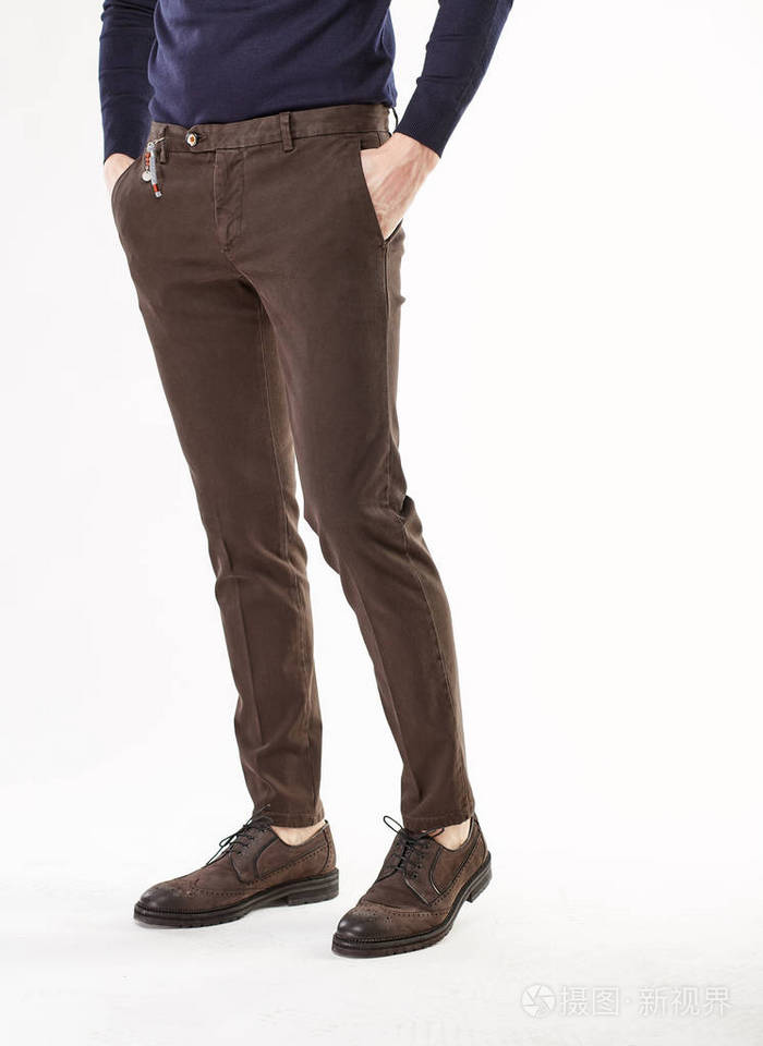 在轻型工作室的人模型在深褐色的裤子和棕色的鞋子