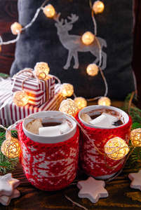 热巧克力与棉花糖和饼干的圣诞装饰品背景