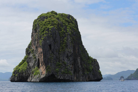 巨大的岛屿岩石