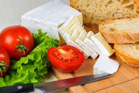 早餐从面包 奶酪 西红柿和全身沙拉木桌特写