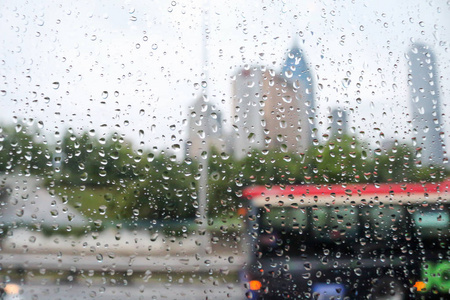 这是在马来西亚的玻璃上的雨滴