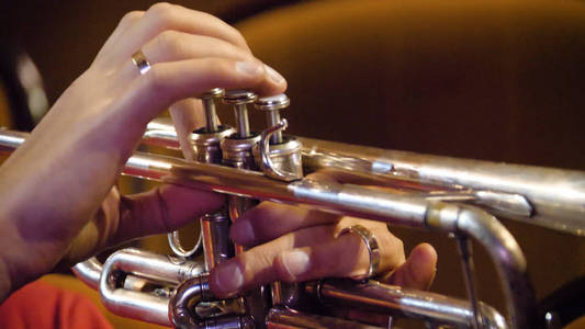 号手演奏音乐爵士乐乐器.黄铜乐队乐器.妇女演奏小号照片