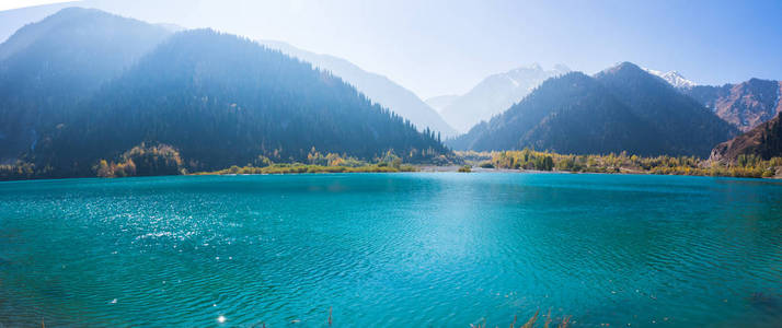 蓝蓝的天空和云在北部湖的全景