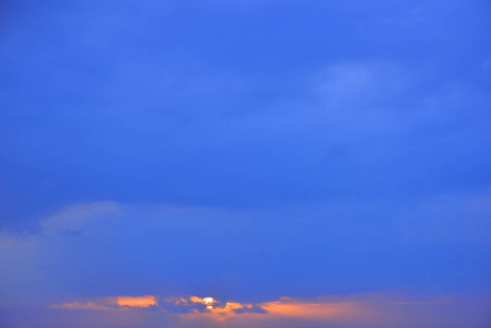 天空与云彩美丽的日落背景