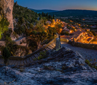 Moustiers 圣玛丽在夜间