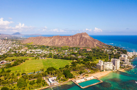 檀香山夏威夷。 檀香山钻石头火山的空中天际线景观，包括怀基基海滩上的酒店和建筑物。