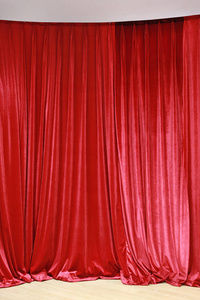 在剧院中的红色幕布背景图片