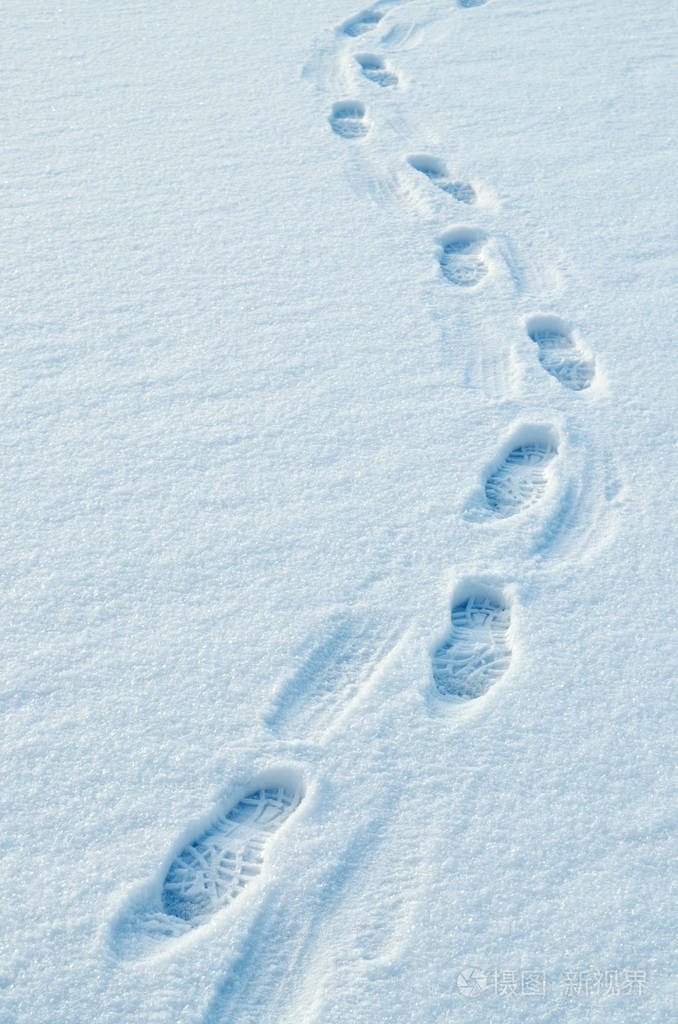 用脚印踩出来的雪景图片