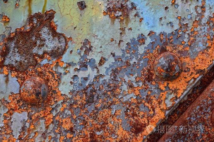 一块锈迹斑斑的旧铁片