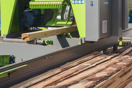 里面主食锯木厂新的木工机器.行业照片