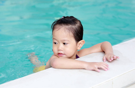 小女孩的画像在游泳池