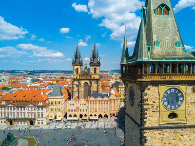 布拉格市美丽的全景，上面有老镇和伏尔塔瓦河。