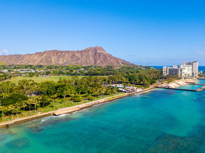 檀香山夏威夷。 檀香山钻石头火山的空中天际线景观，包括怀基基海滩上的酒店和建筑物。