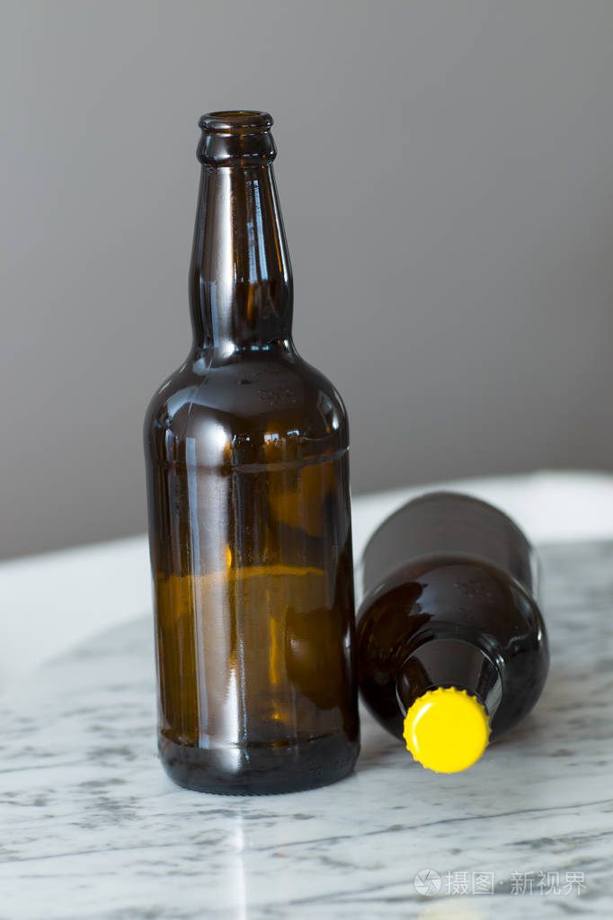 两瓶棕色啤酒