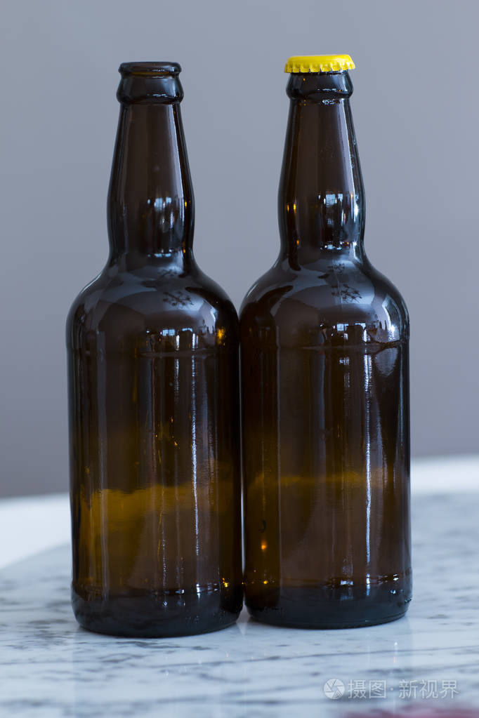 两瓶棕色啤酒