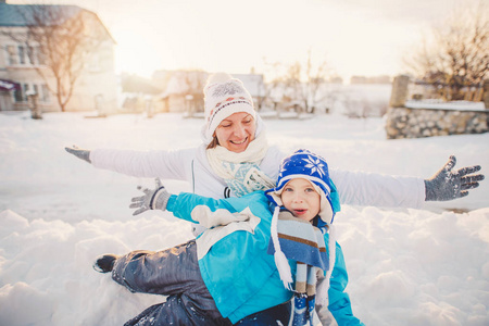愉快的家庭母亲和孩子太阳有乐趣, 演奏在冬天