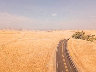 美国黄色田野的弯曲空中路景