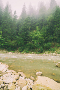 对山区河流的美景。暑假和洒红节